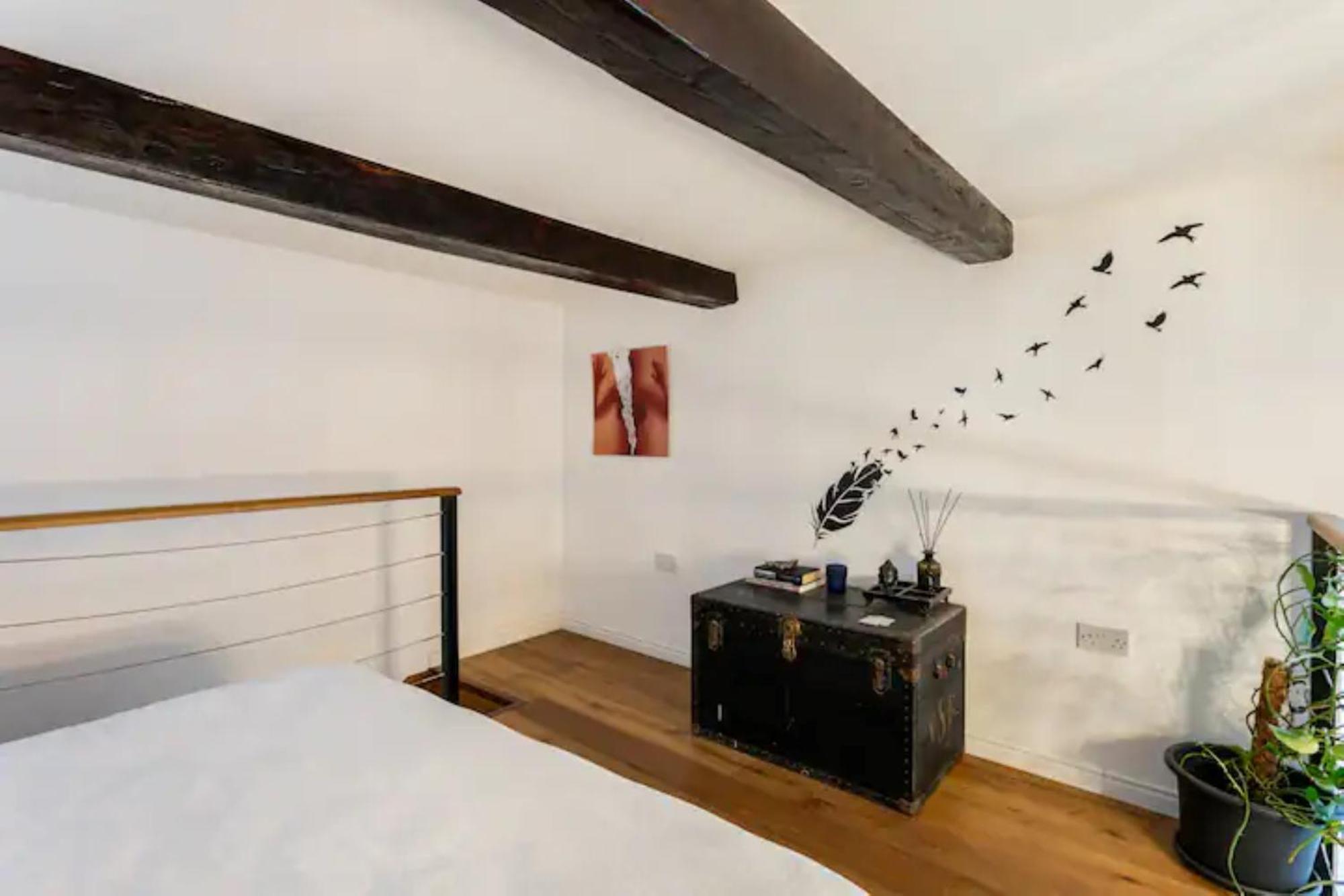 Semesterbostad Rooftop Heated Jacuzzi, Fireplace, A Unique Home!