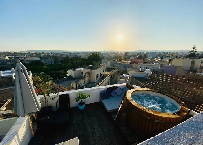 Rooftop Heated Jacuzzi, Fireplace, A Unique Home!