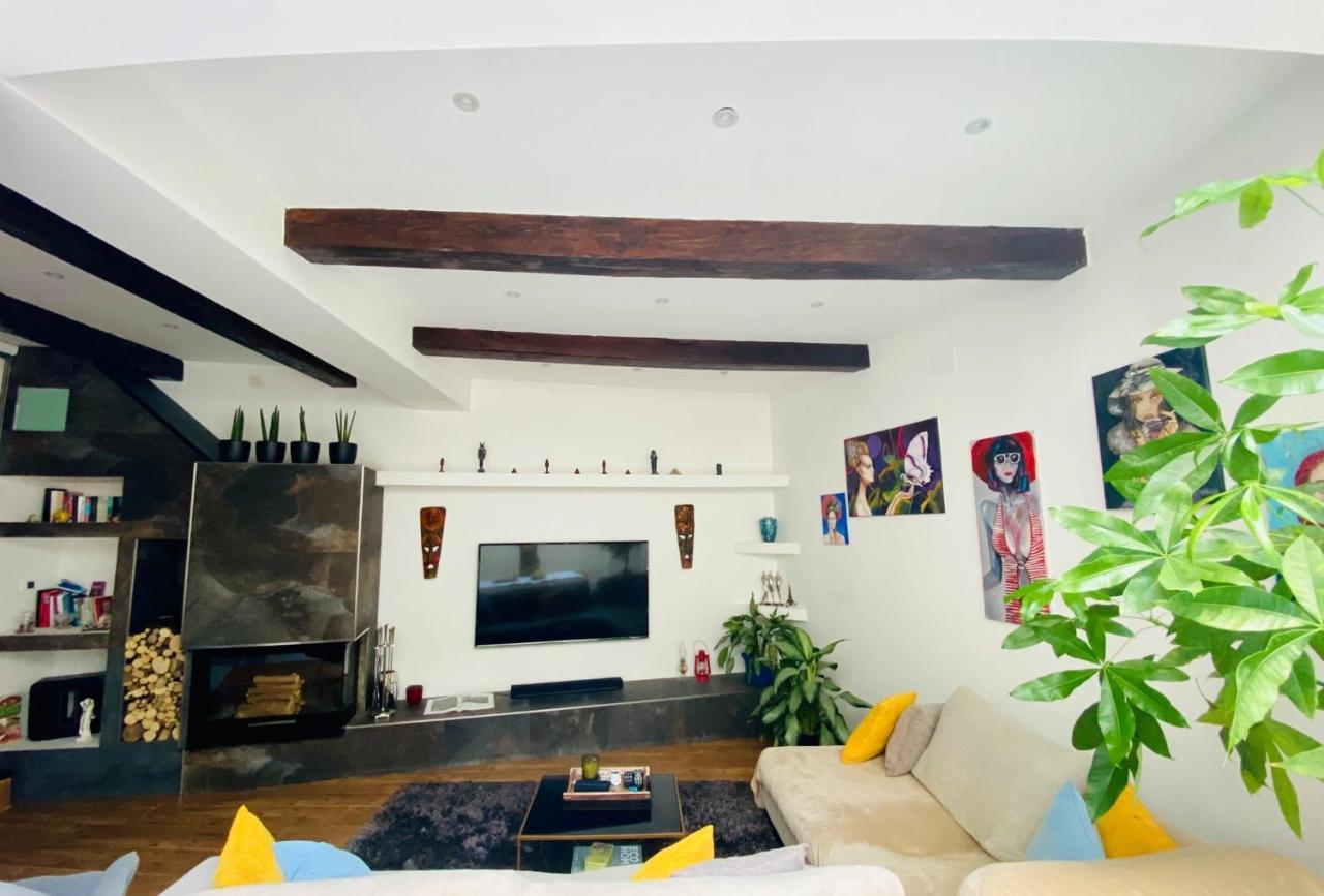 Rooftop Heated Jacuzzi, Fireplace, A Unique Home! بيت للعطل Żebbuġ