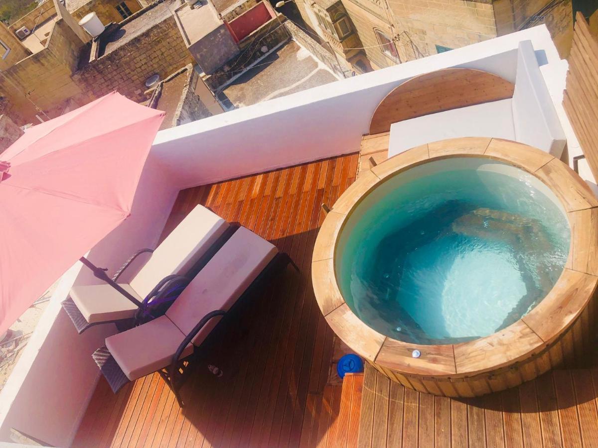 بيت للعطل Rooftop Heated Jacuzzi, Fireplace, A Unique Home! *