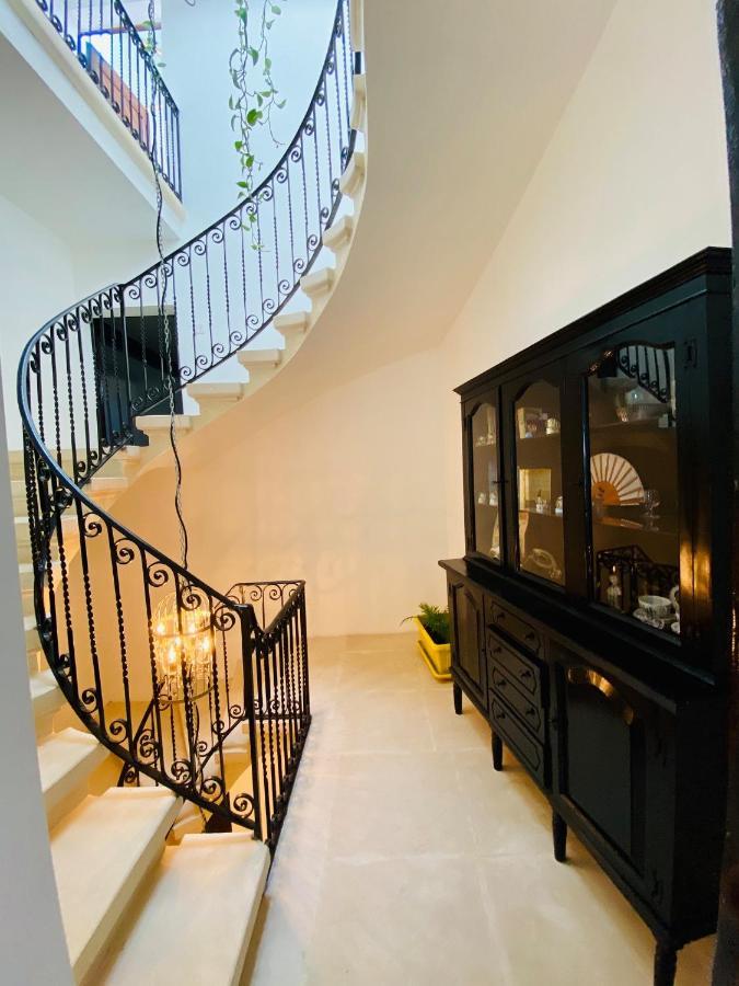 بيت للعطل Rooftop Heated Jacuzzi, Fireplace, A Unique Home!