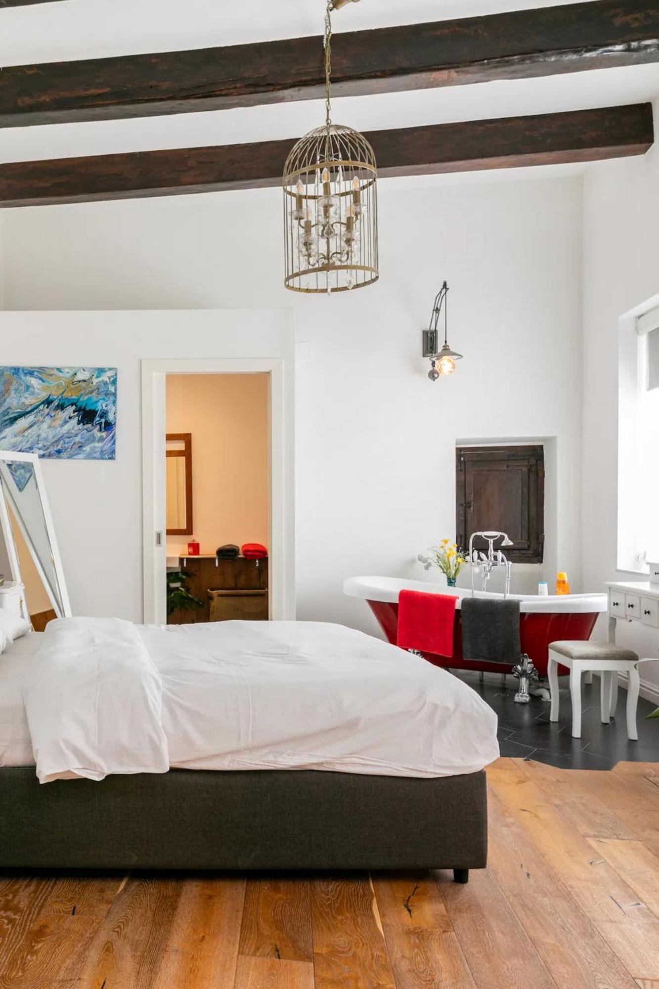 Rooftop Heated Jacuzzi, Fireplace, A Unique Home! بيت للعطل