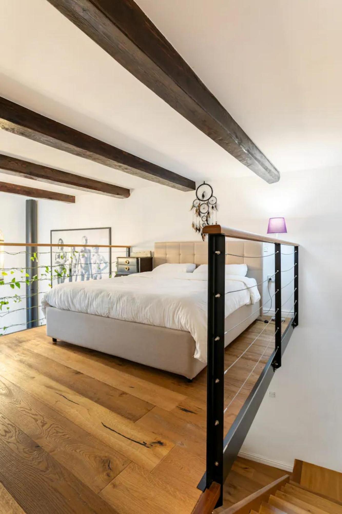 Rooftop Heated Jacuzzi, Fireplace, A Unique Home! بيت للعطل *
