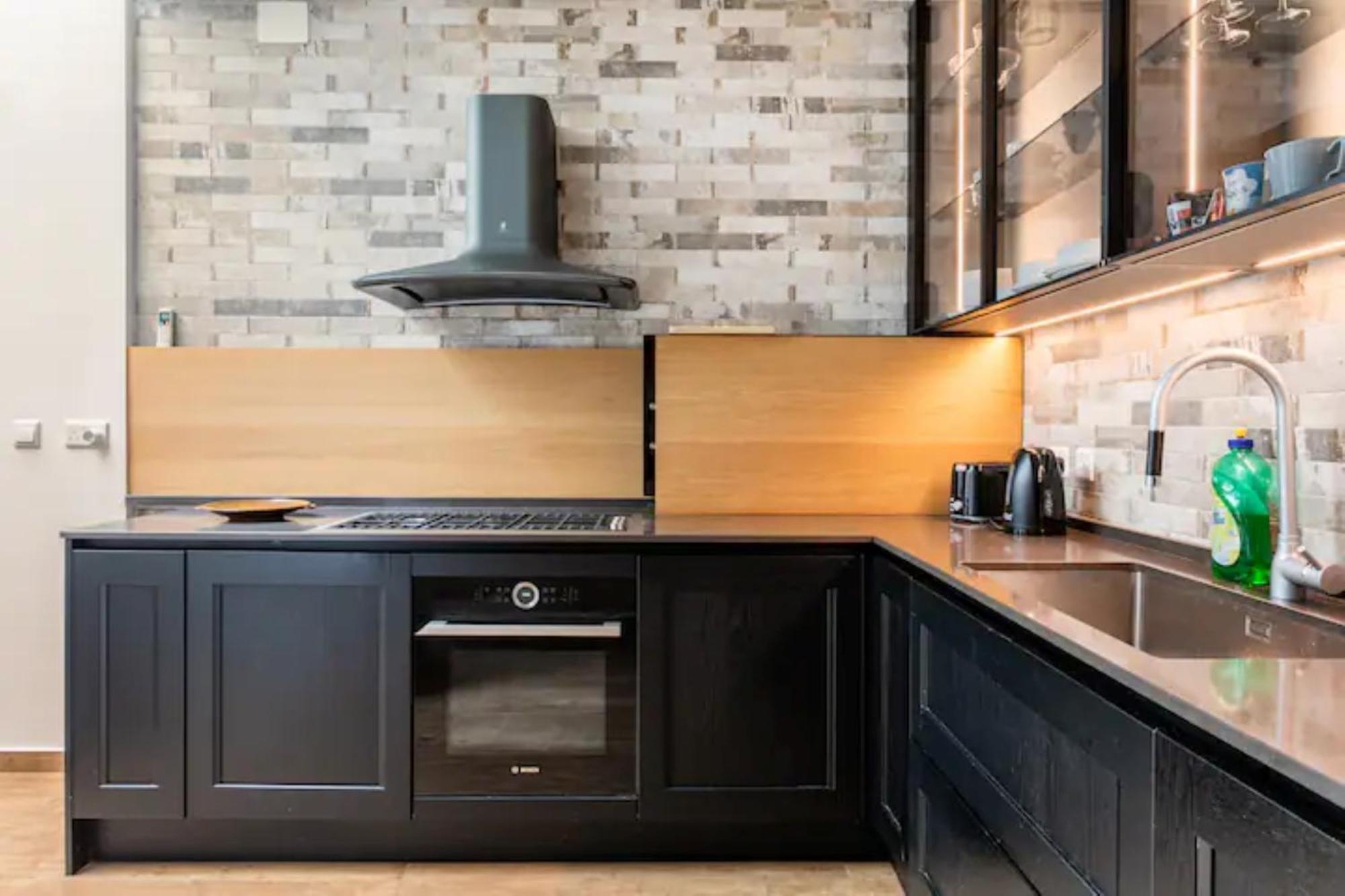 Rooftop Heated Jacuzzi, Fireplace, A Unique Home! بيت للعطل *