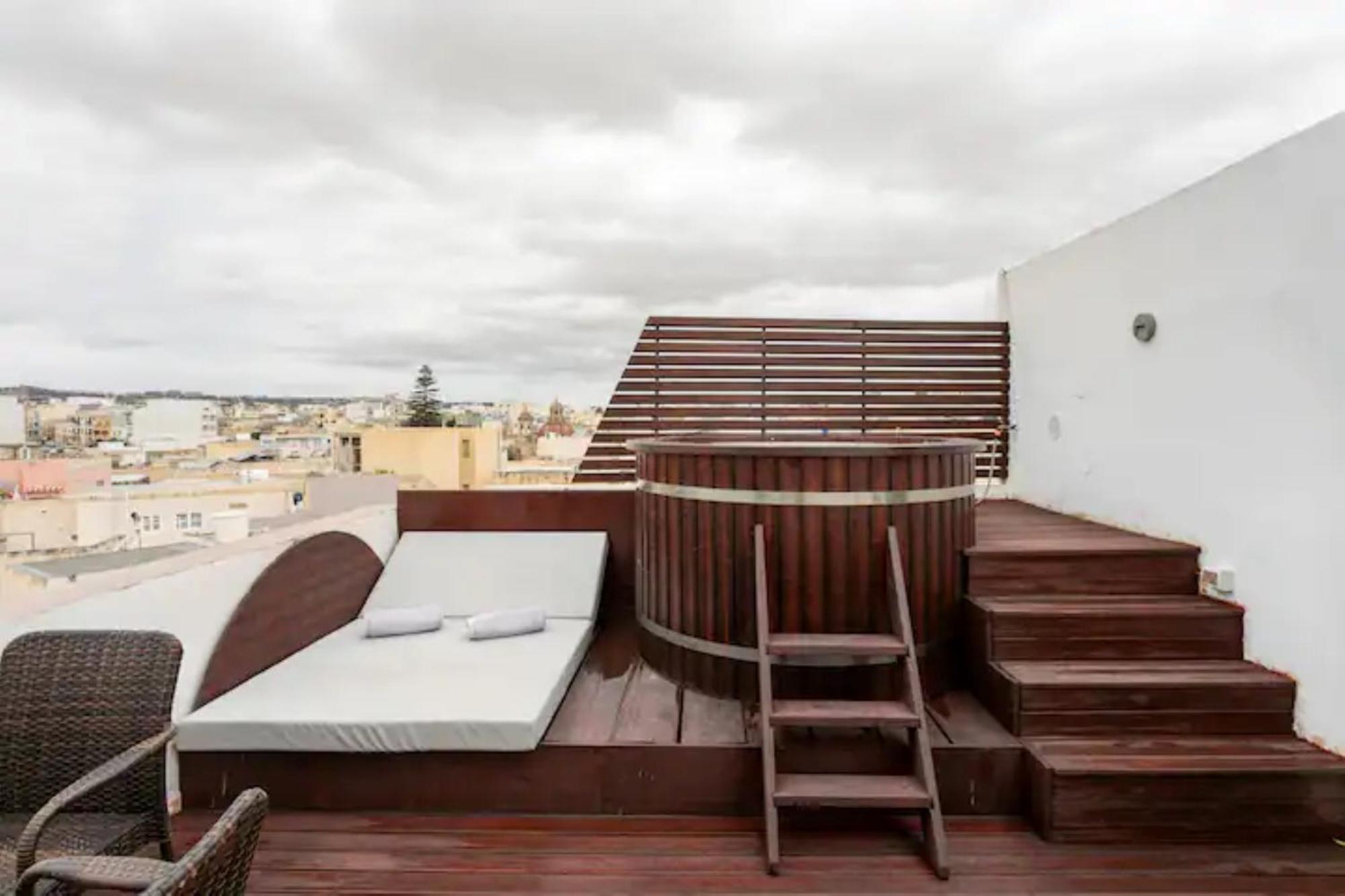 Rooftop Heated Jacuzzi, Fireplace, A Unique Home!