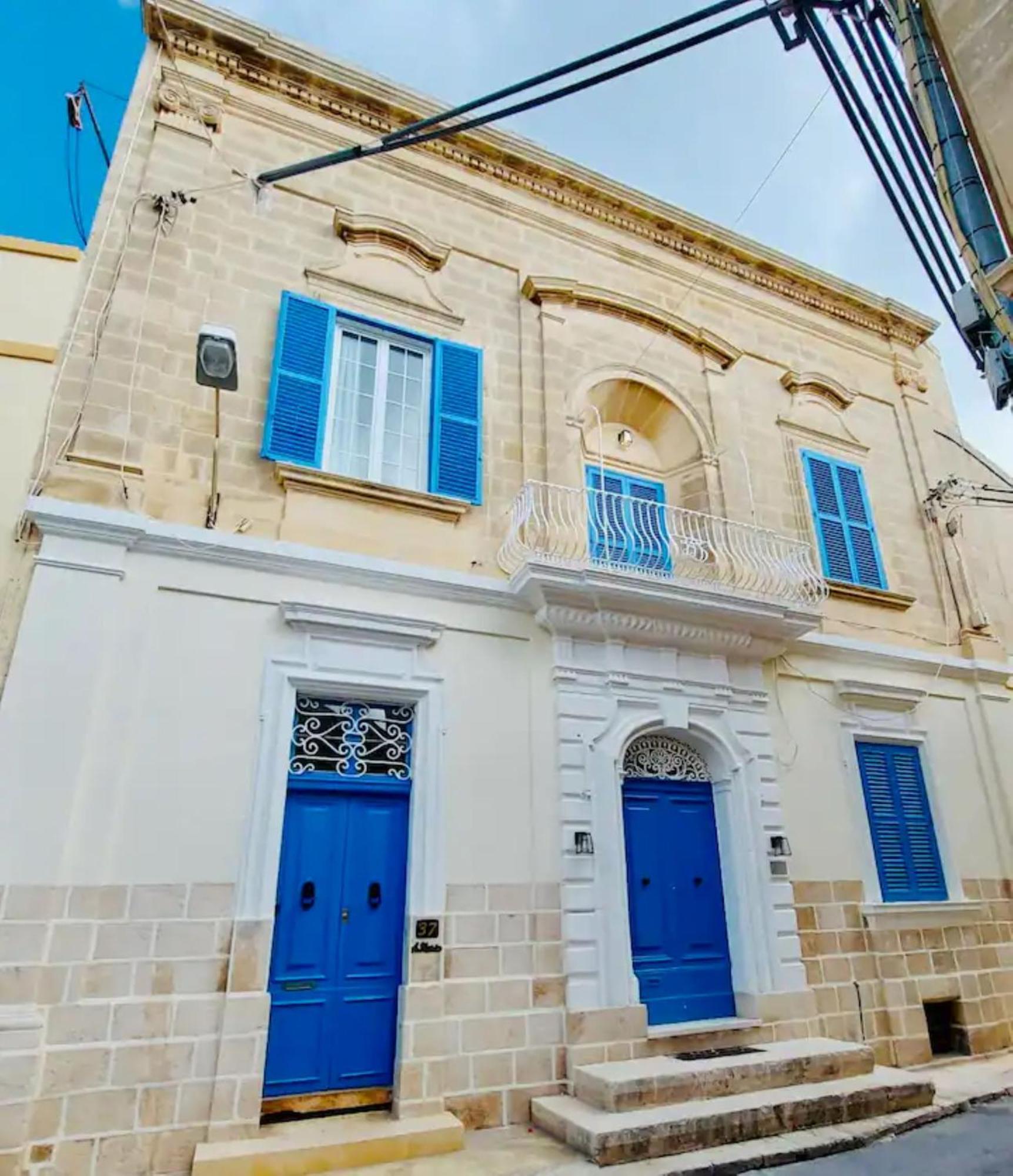 بيت للعطل Rooftop Heated Jacuzzi, Fireplace, A Unique Home!