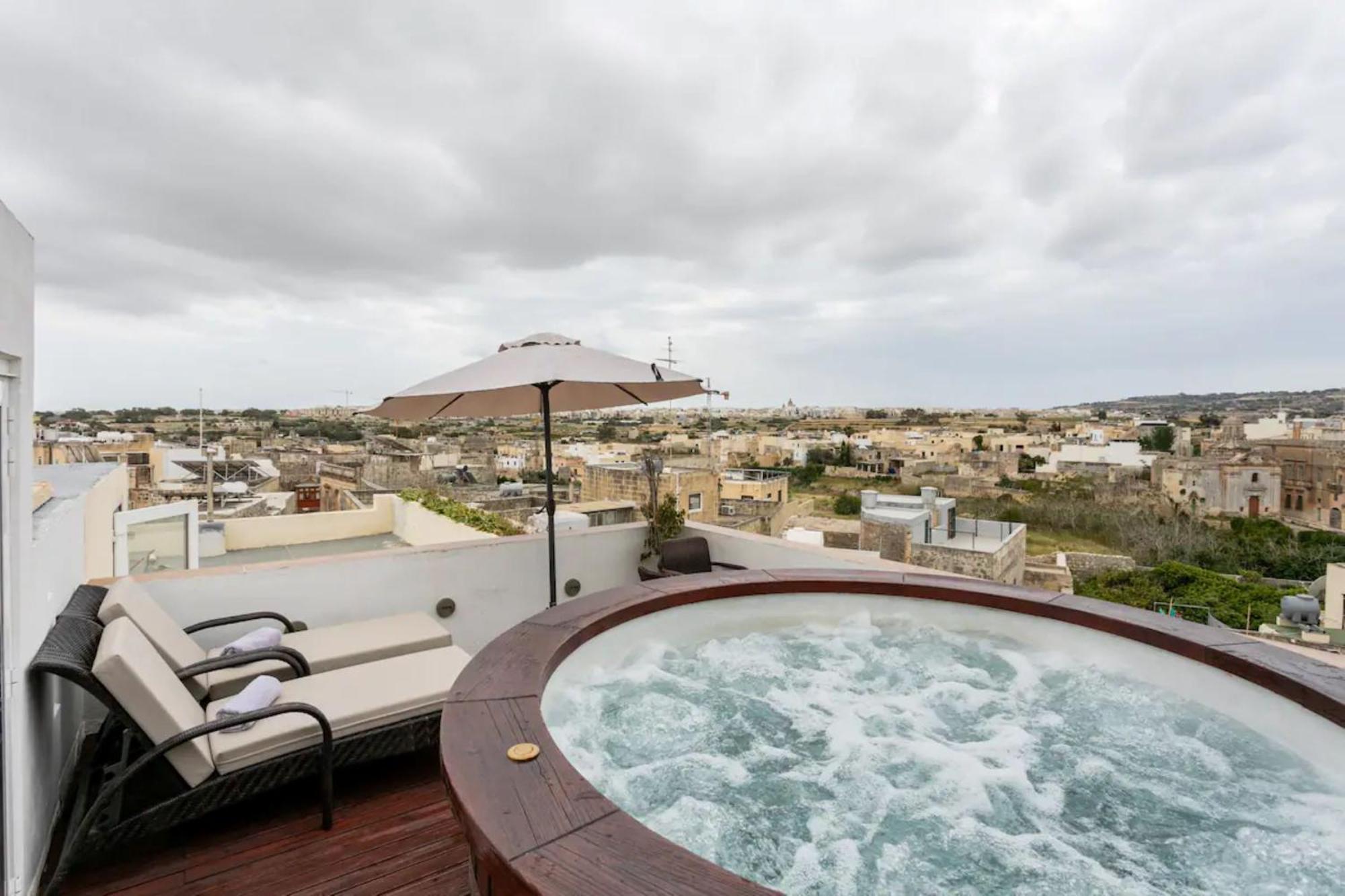 Rooftop Heated Jacuzzi, Fireplace, A Unique Home! *